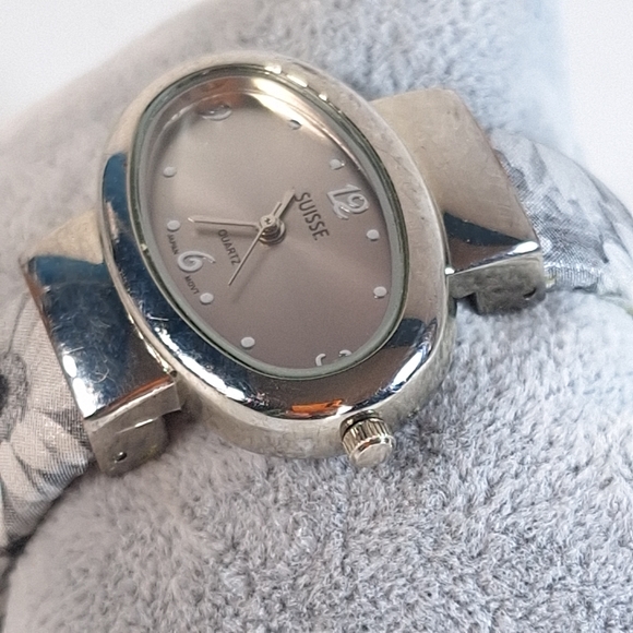 Suisse Stainless Steel Gray Floral Clamshell Bracelet Watch, New Battery - Picture 3 of 8